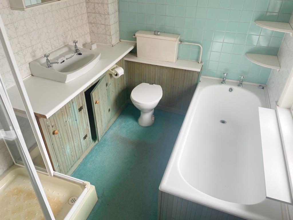 Lot: 26 - END-TERRACE HOUSE FOR IMPROVEMENT -